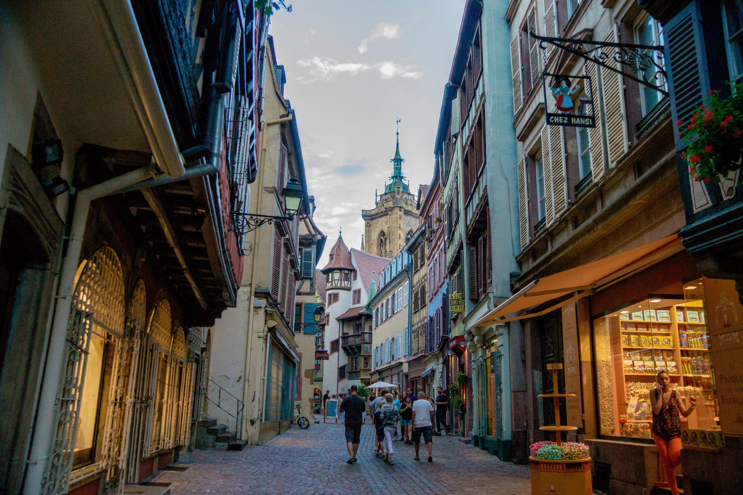 Rue des marchands à Colmar avec vue sur la collégiale en arrière-plan