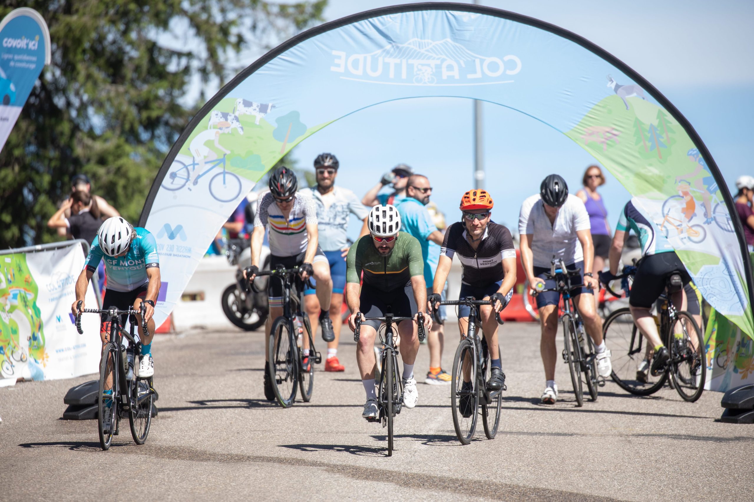 Cyclistes circulant sur la route sans voitures à l'occasion de Col Attitude au Lac Blanc