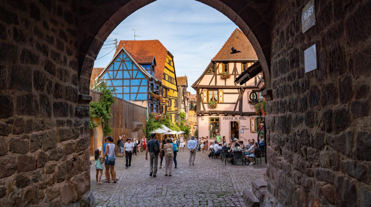 Vue de la Grand Rue de Riquewihr depuis le Dolder en haut de la ville par temps ensoleillé