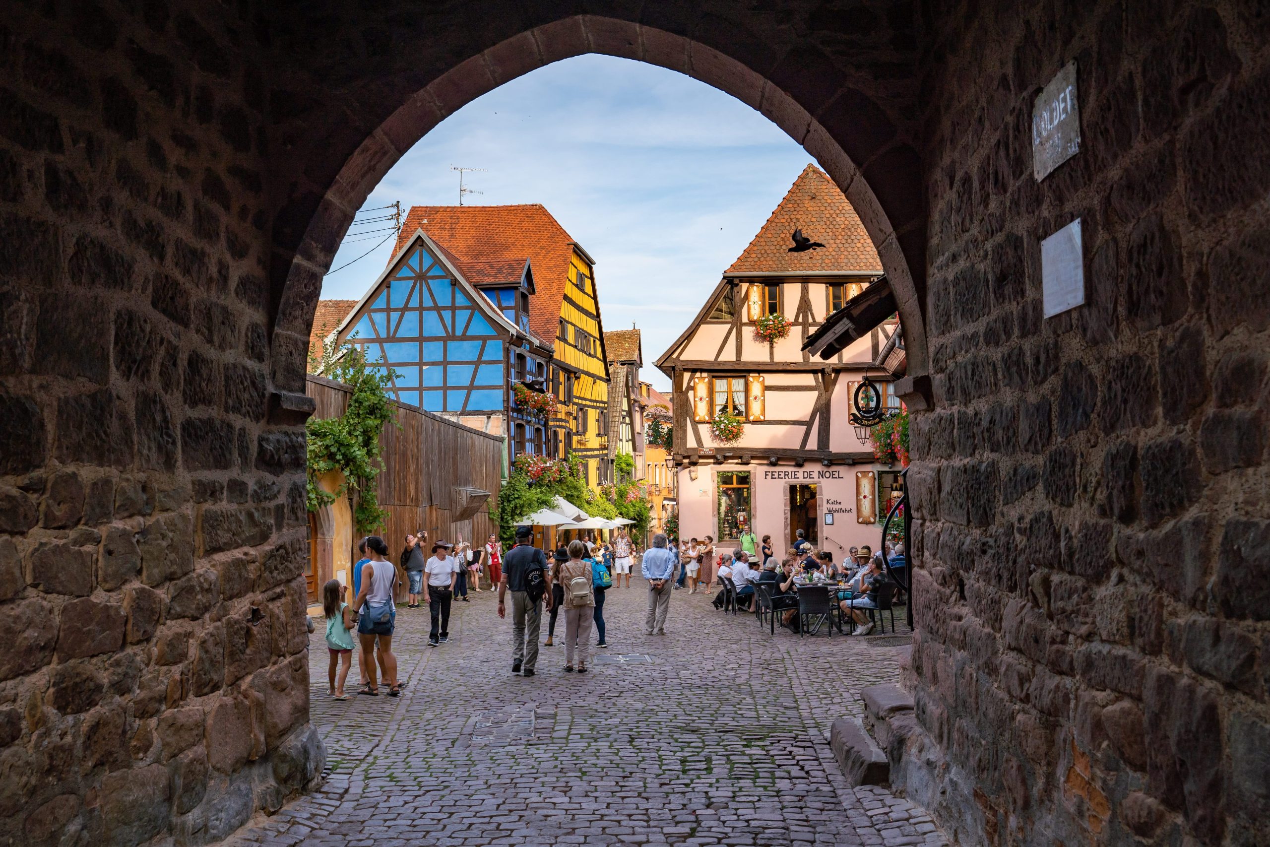 Vue de la Grand Rue de Riquewihr depuis le Dolder en haut de la ville par temps ensoleillé