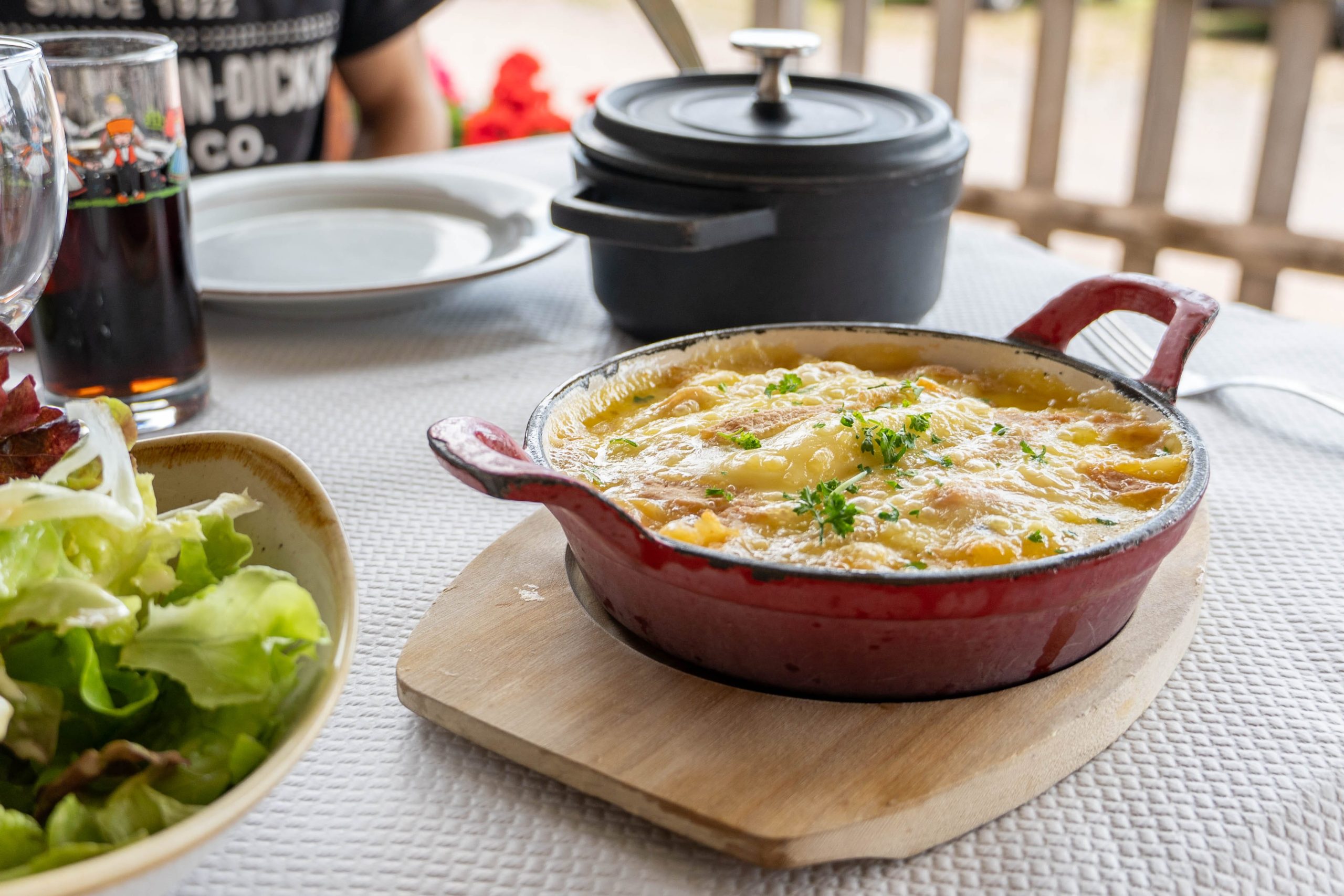 Plat à gratin dans lequel se trouvent des Roigebrageldi (pommes de terre au beurre)