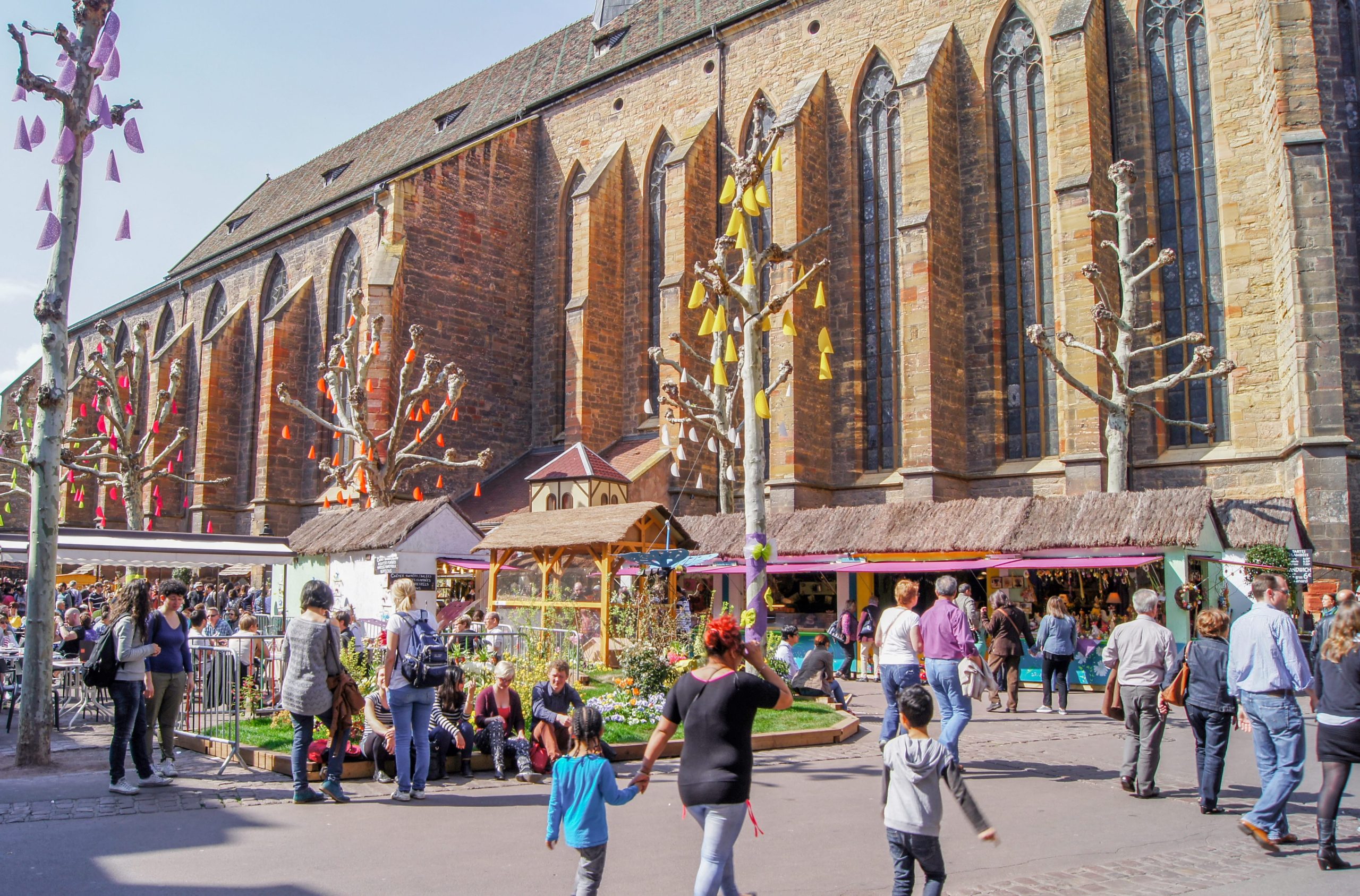 La Place des Dominicains à Colmar décorée aux couleurs de Pâques à l'occasion des marchés de printemps, avec des maisonnettes et une ferme en ville